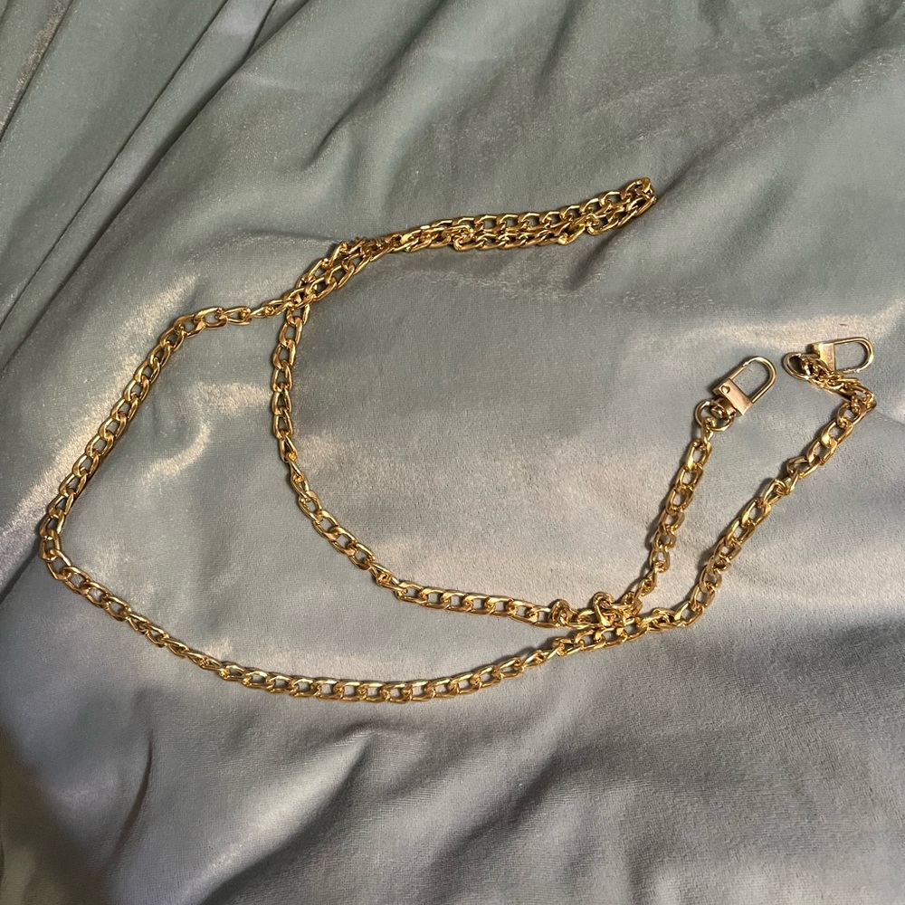 Chain strap, purse for demonstration only,
